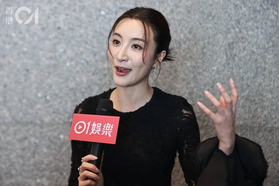 林夏薇近日在IG限時動態發布了一張街頭自拍合照，配文極簡：「都挺好❤️」。相片中