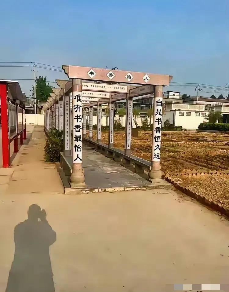“这是学校新修的文化角…”总感觉缺点什么……