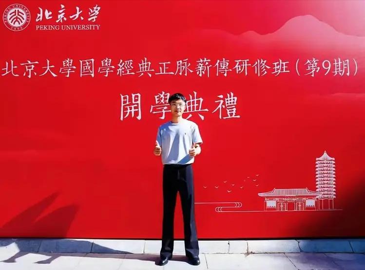 郭有才又和北大联系在一起了。最近，有网友晒出郭有才在北大学习的图片，图片显示原名