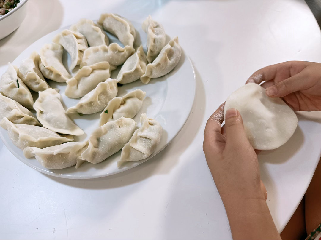 好孩子今天和外婆一起包饺子了🥟图9是旺仔包的饺子，褶子和表情包🥟一样！外婆说