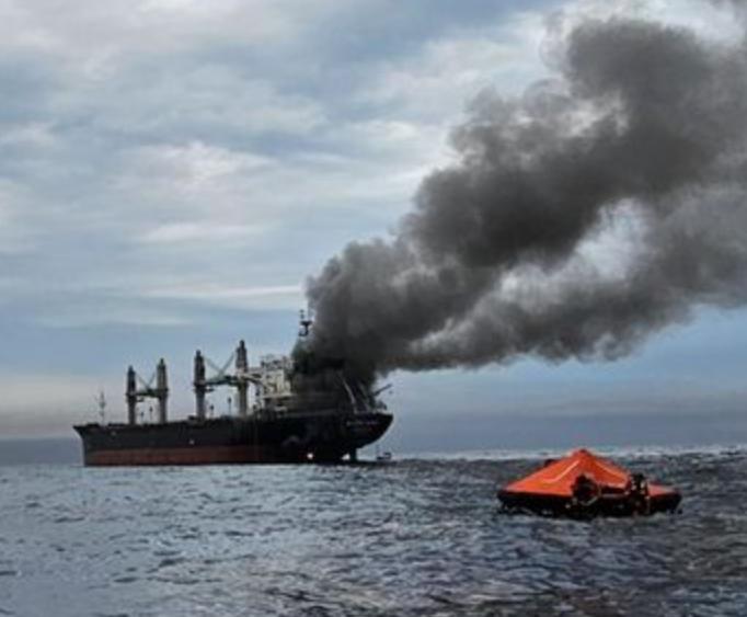 美军战机在阿曼湾直接开火，击瘫了一艘7万吨级的中国相关商船，世界顿时沉默了，国际