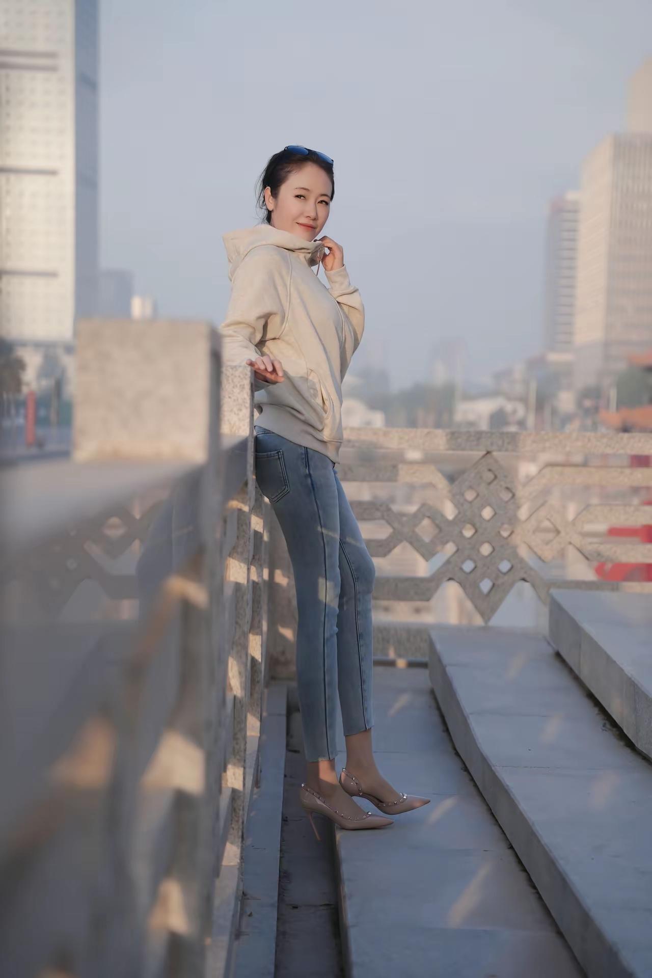 桥上美人倚，楼外春光好。