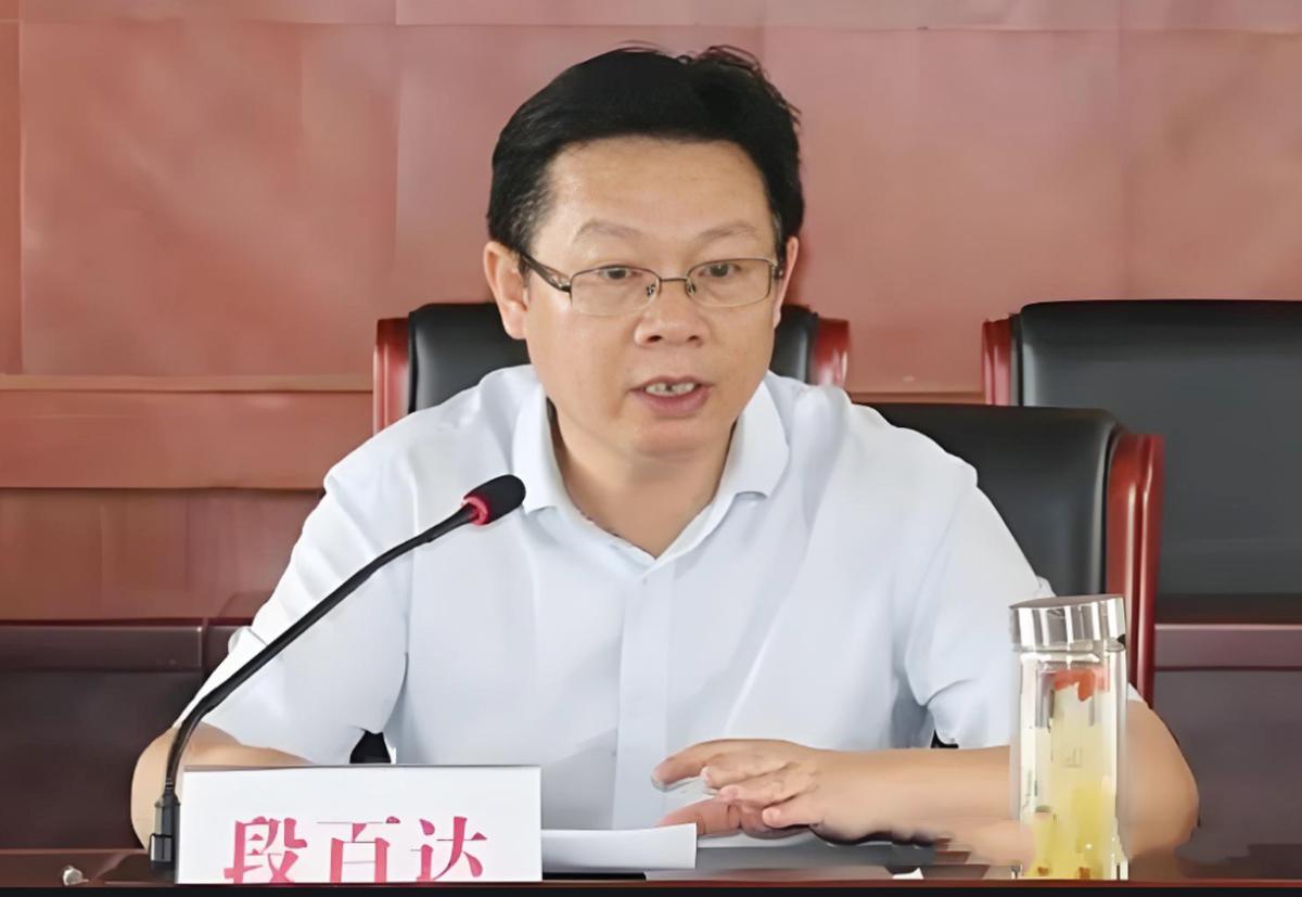 我以前在江西上饶市余干县良种场工作，没想到以前良种场的一个职工段某上了热搜。当然