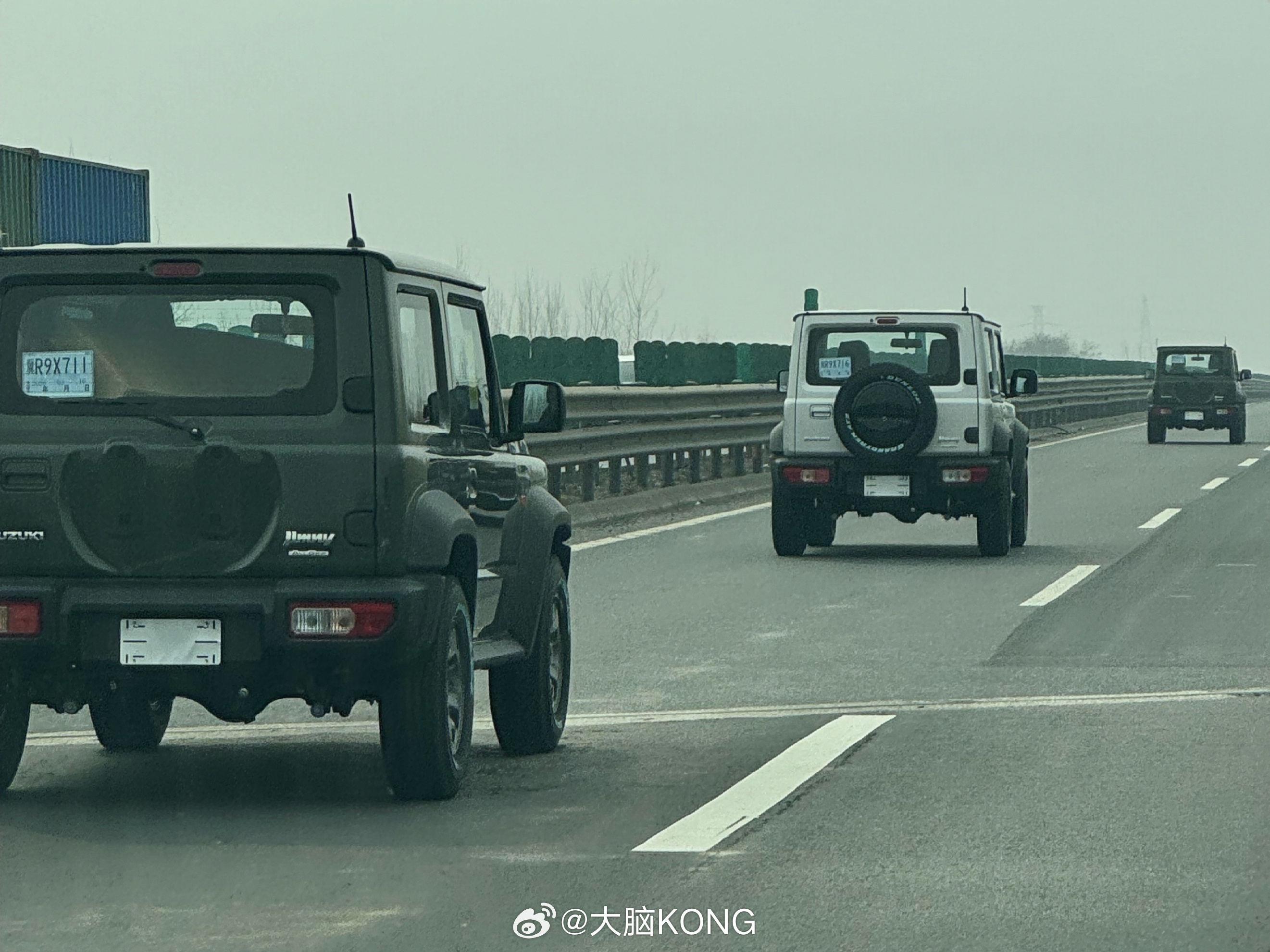 高速偶遇的吉姆尼小队，从天津港刚提出来，太可爱了。吉姆尼吉姆尼suzuki