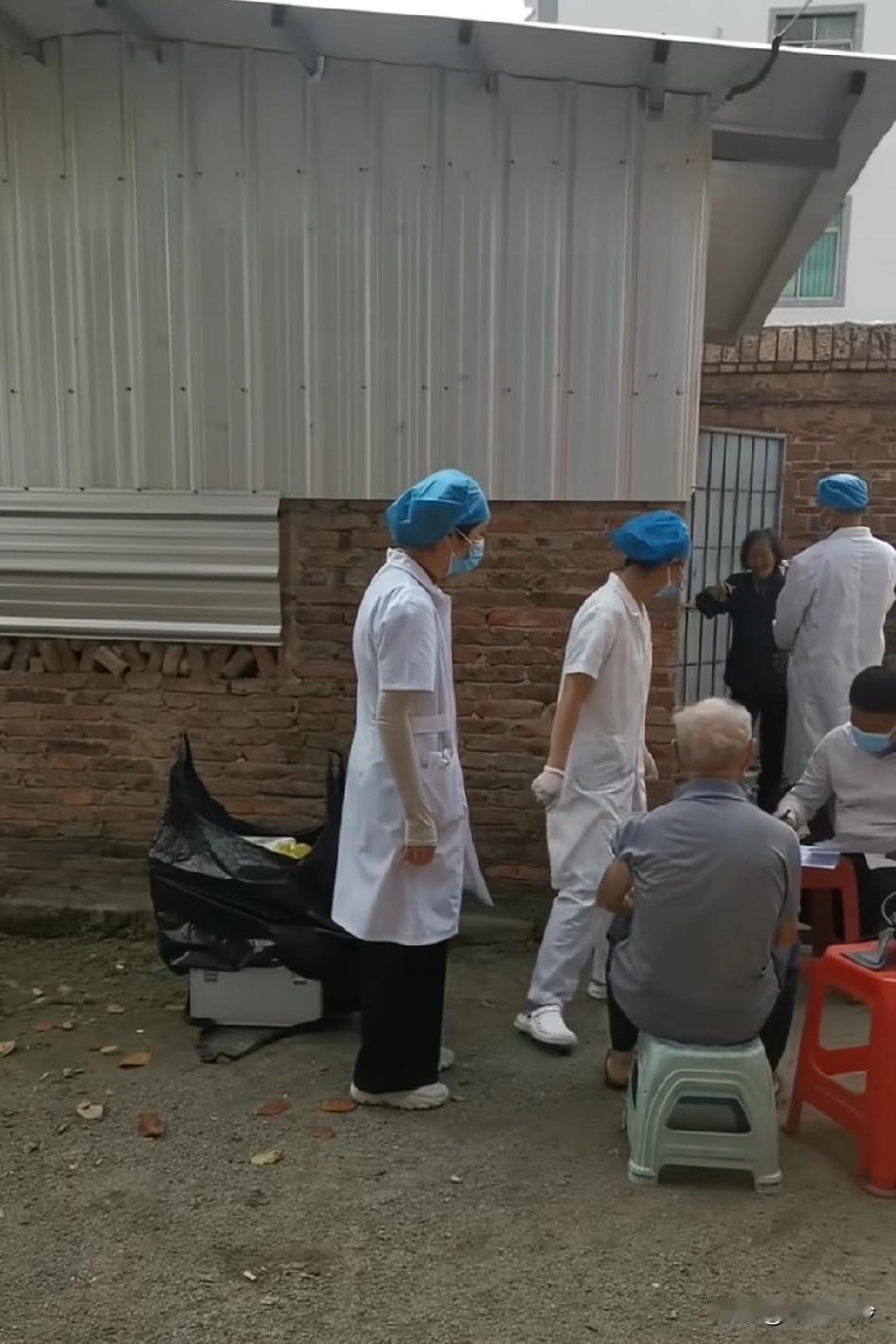 白衣天使下乡为人民群众检查身体，子女们却恐慌不已，担心老人们被骗
现在还能相信谁