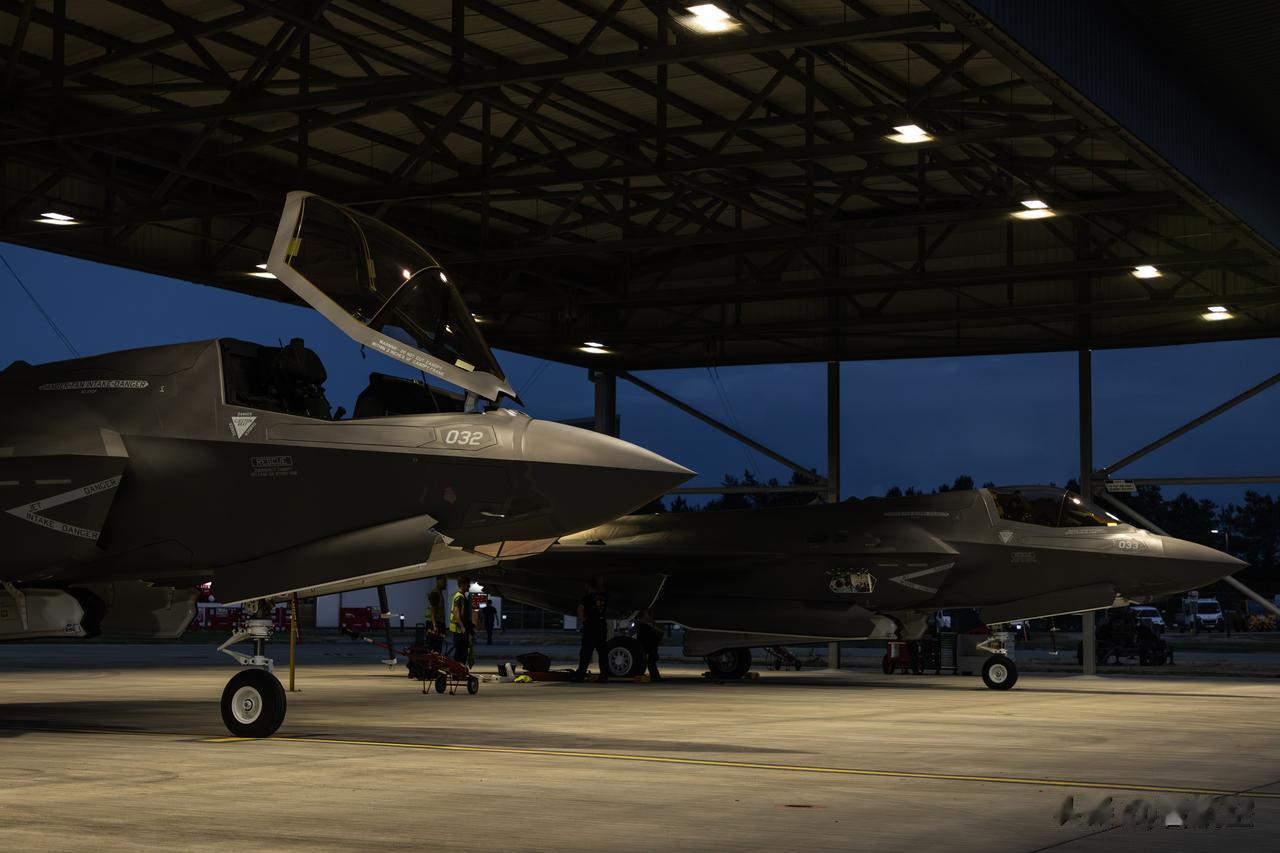 近日，两架F-35B战斗机抵达英国马勒姆空军基地。