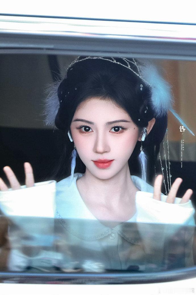 鞠婧祎苏绿夏白色羽毛发饰鞠婧祎《万花世界》今日最新路透，苏绿夏白色羽毛头饰好美，