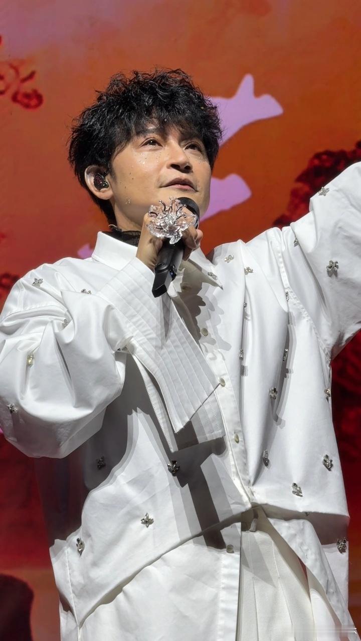 陈志朋还是老辈子懂我陈志朋时隔十年开唱三度落泪 陈志朋演唱会从头哭到尾，尤其《祝