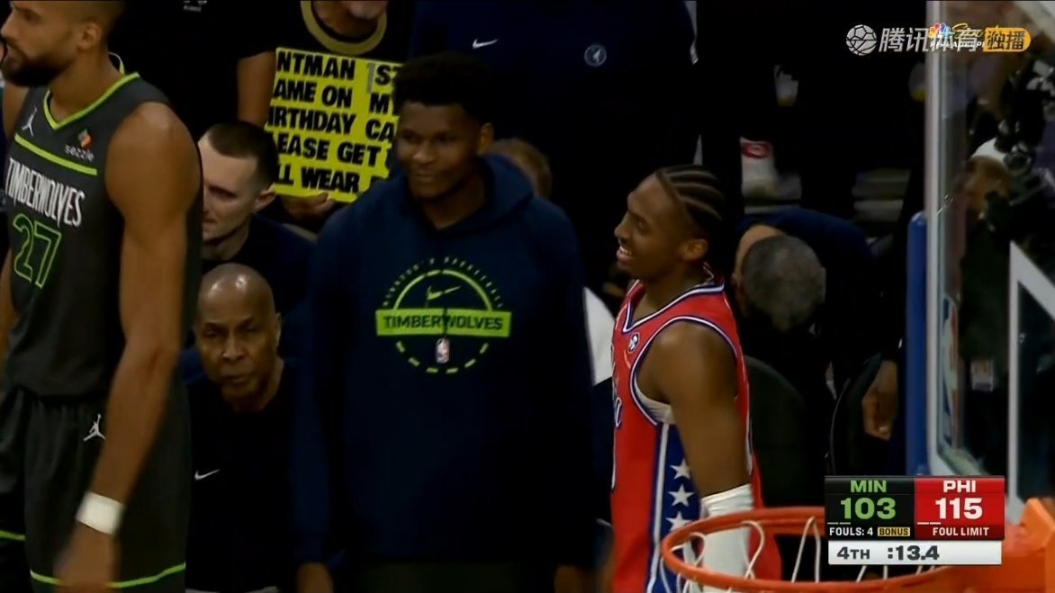 爱德华兹本场毫无状态，看上去右膝的伤病对他影响不小。 