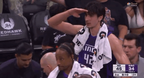 致敬穿着花衣服的老威少！

马克西姆·雷诺向罗素致敬老前辈韦斯特布鲁克……

然