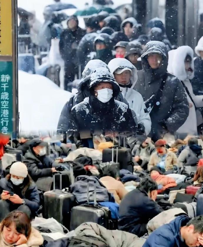 令人哭笑不得！日本北海道数千中国游客大雪滞留机场，高喊“国家包机接回”，把大使馆