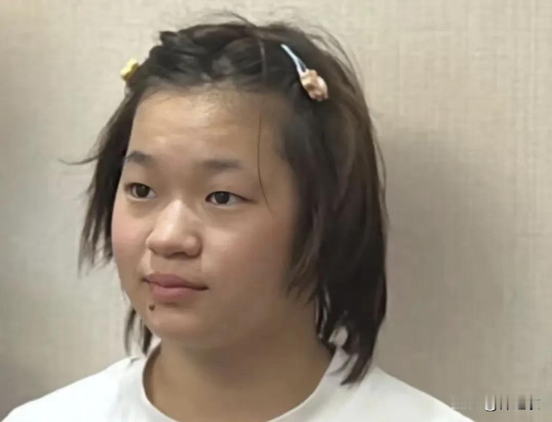 18岁的全红婵最新照曝光，貌似她减肥效果不大，看起来还是肉乎乎，所以很多网友说；