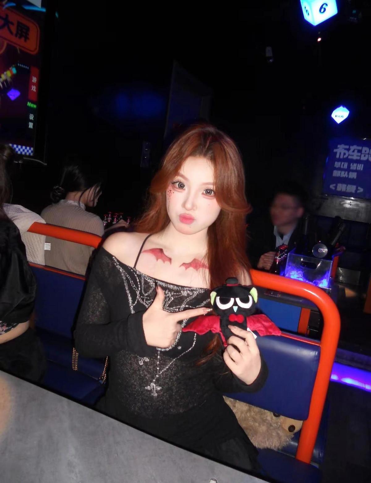 自拍发朋友圈，配文“我是不是丑哭了”
评论区秒变夸夸群：“哪有！
你美到发光”