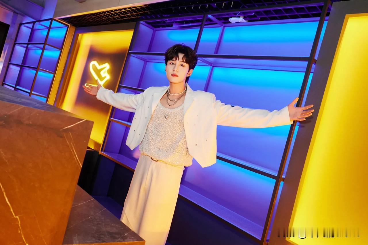 8月24日，鹭卓在成都开演唱会。他在表演过程中，被现场的粉丝贴脸开大，提醒他“裤