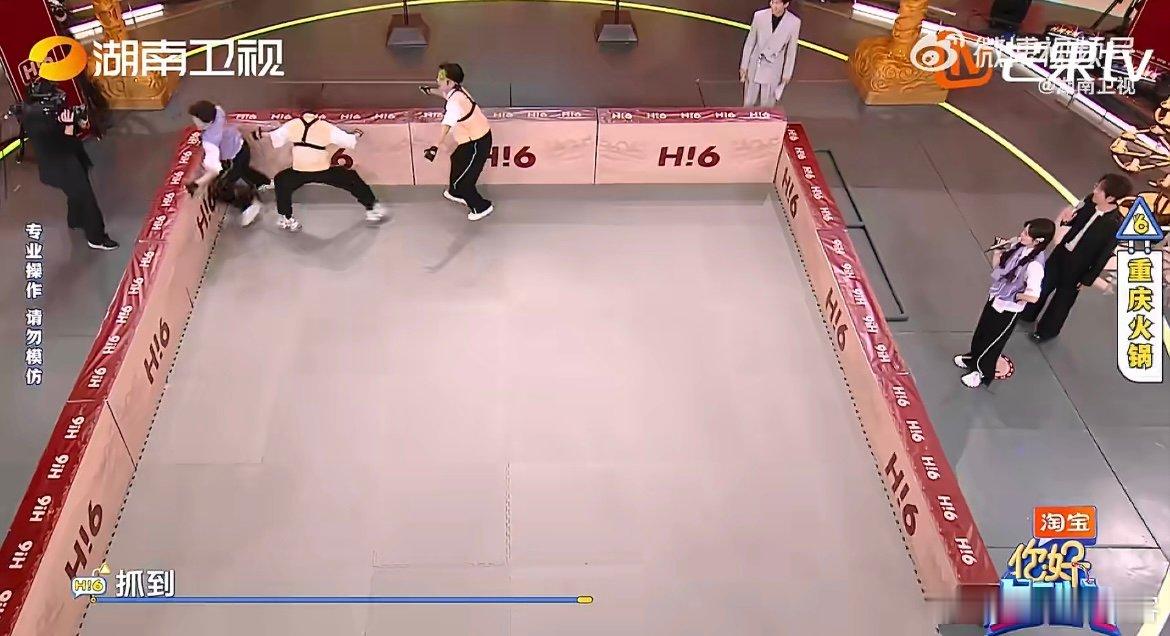 王星越丝滑走位 好六心有灵犀环节封神！王星越解锁刺客身法，蛇形走位轻盈躲抓捕，丁