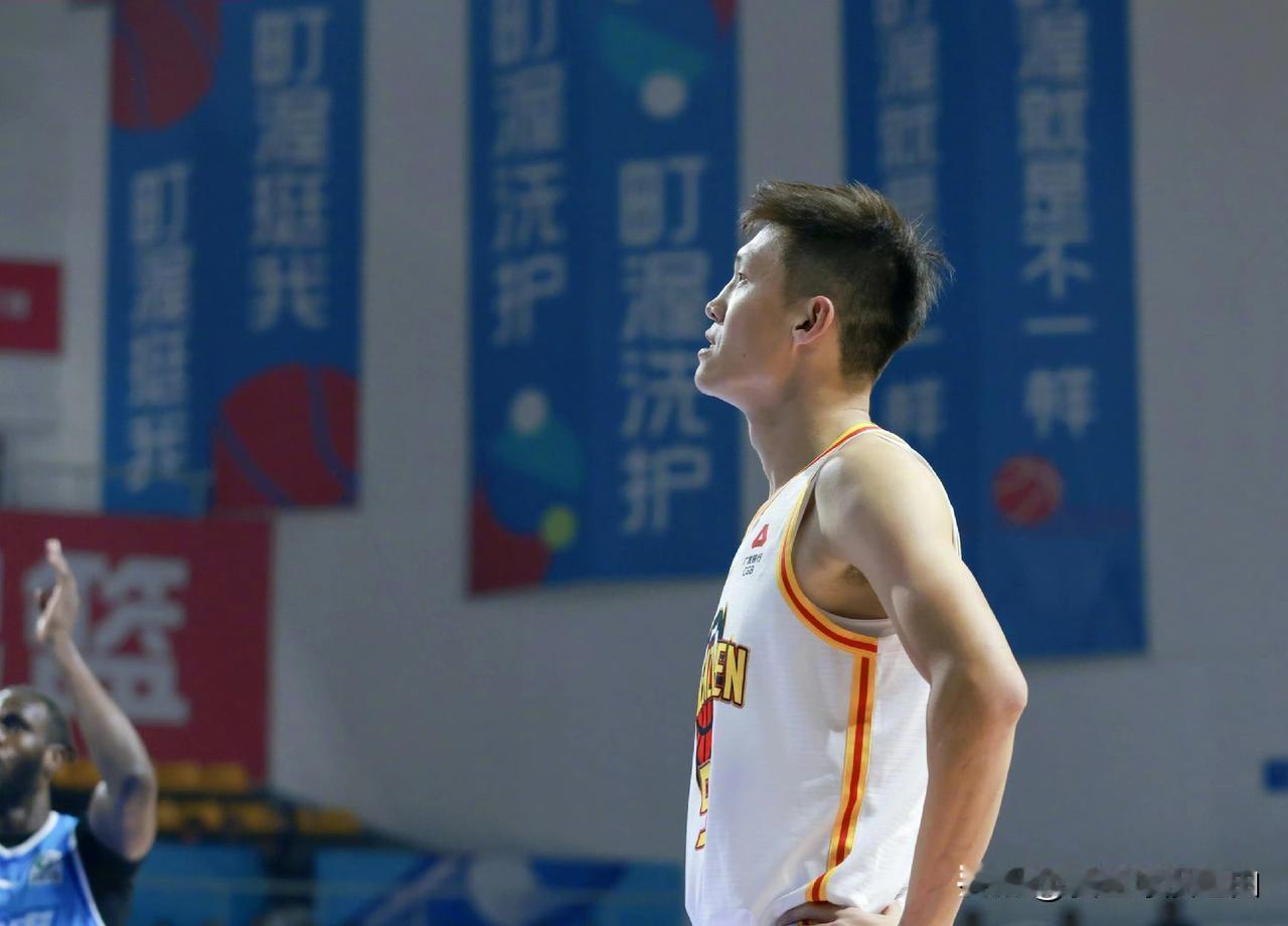 深圳男篮vs同曦男篮的第二节8分46秒，39岁周鹏接约翰逊助攻，弧顶三分命中解锁