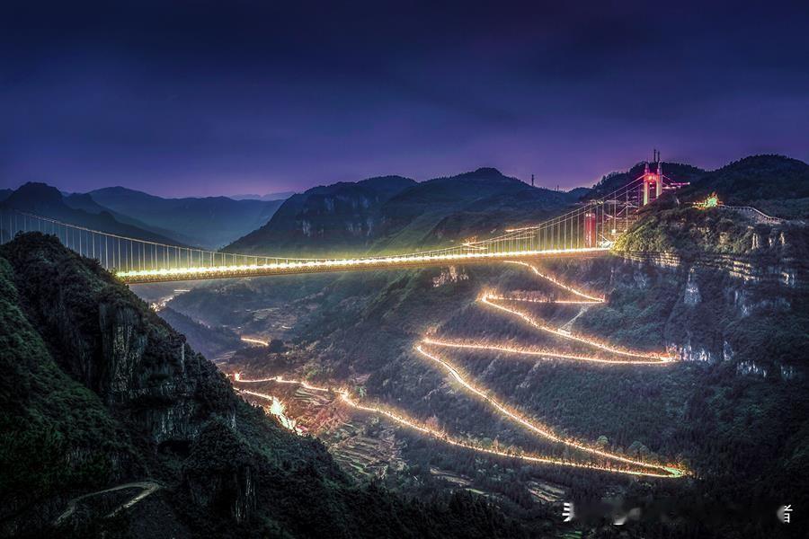 曾经从南疆到北疆要四个小时，现在只需要20分钟。“因为人民需要这样一条好走的路，