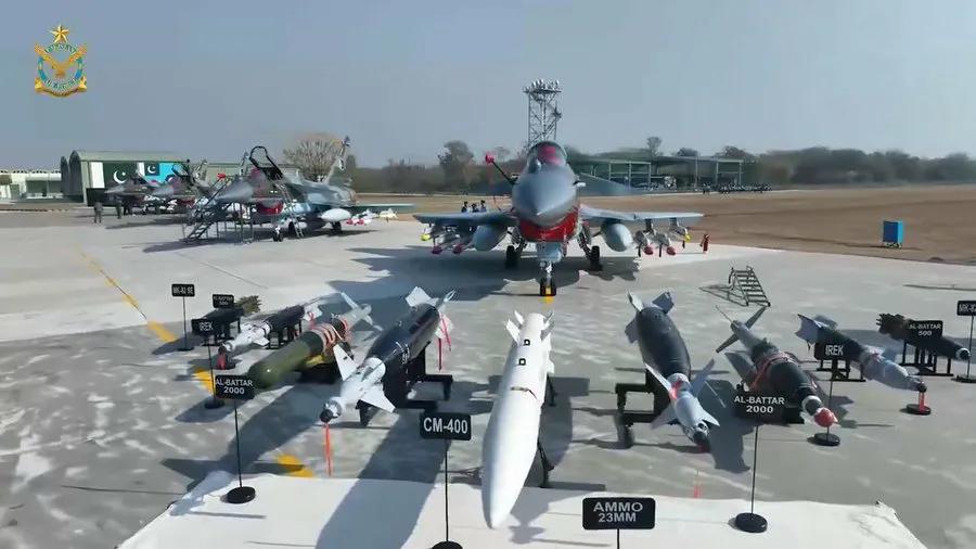 #航空美图# 歼10CE集成了巴基斯坦制造的智能炸弹以及中国超音速CM-400A