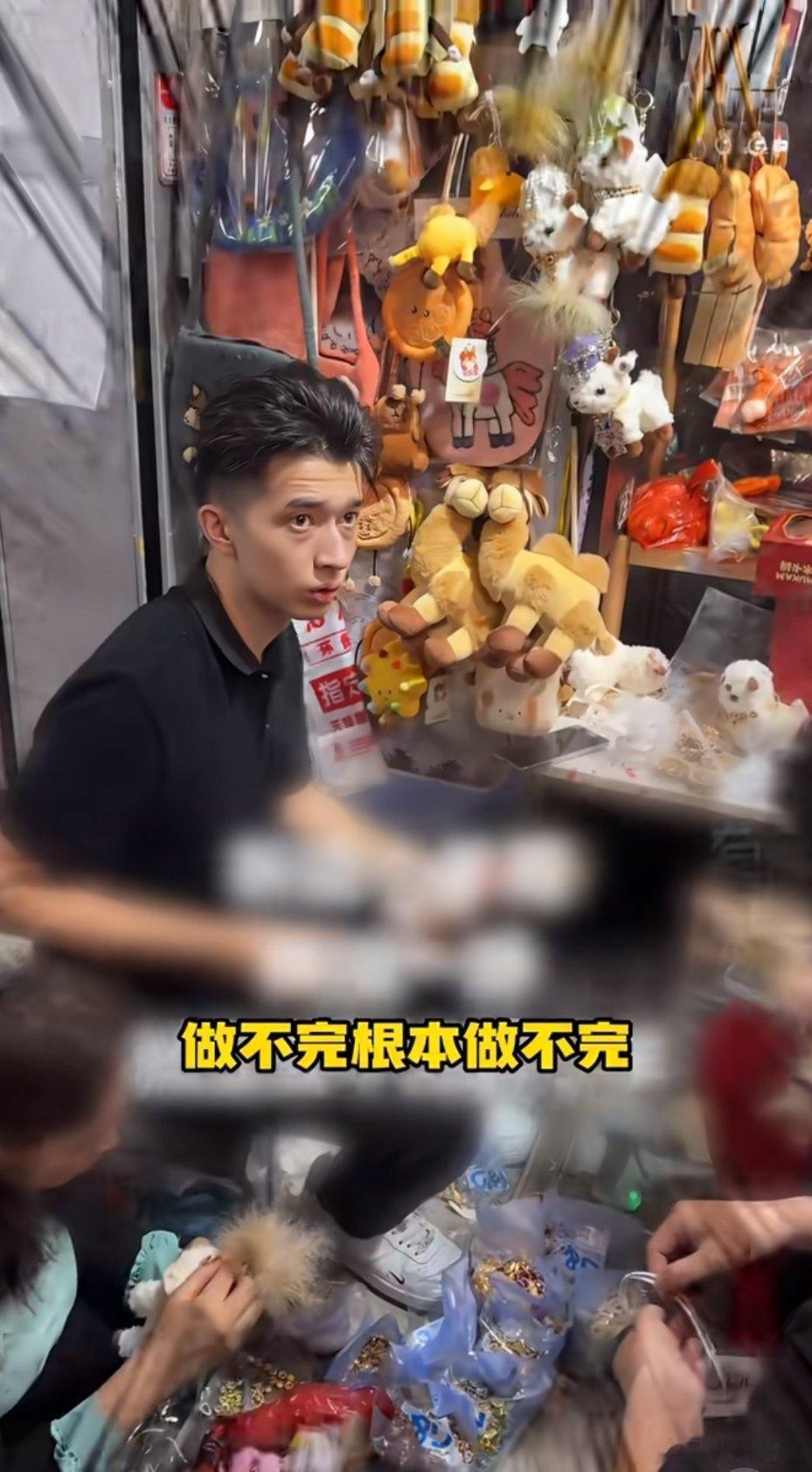新疆拉布布摊主手要抡冒烟了谁能拒绝颜值满满的新疆富贵小羊呀！融合特色艾德莱斯绸、