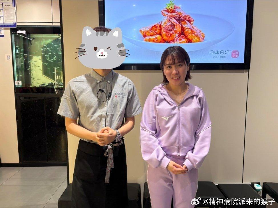 在西安训练，饭店就餐时和球迷合影的平野美宇📷cr·阳 