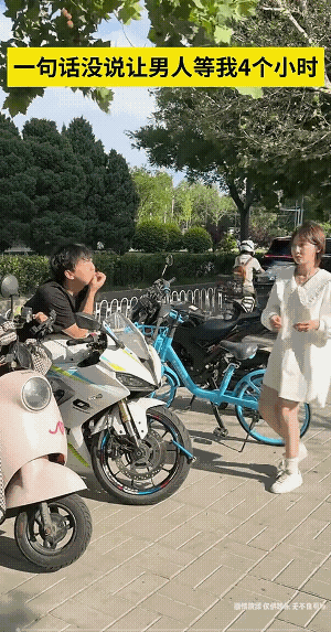 女子把自己的车取走时，突然间一个陌生男子来套近乎。女子感觉有点怪怪的，素不相识，