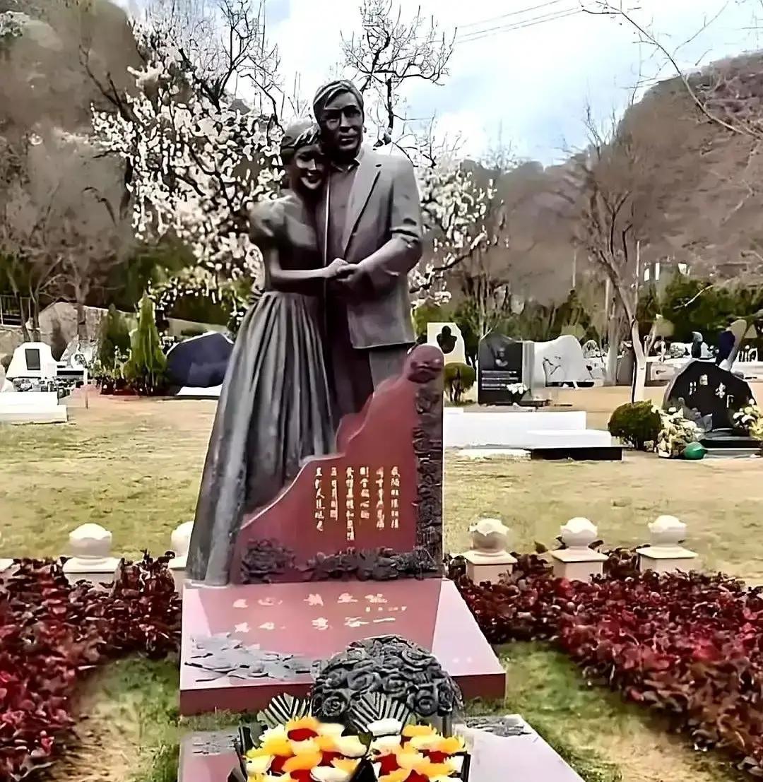 79岁李谷一，墓碑已刻双人名
 
安化六步溪的半山腰，一块灰白卧碑静静躺在松针里