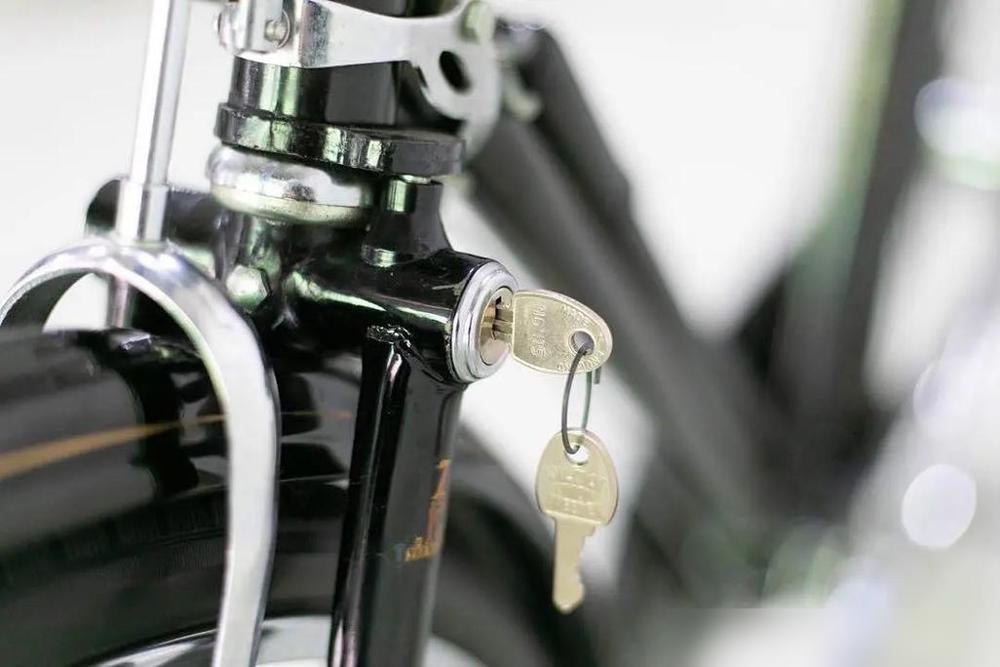 退休不久的老张在旧货市场转了一下午，看中了一辆英国产的凤头自行车，和车主经过讨价