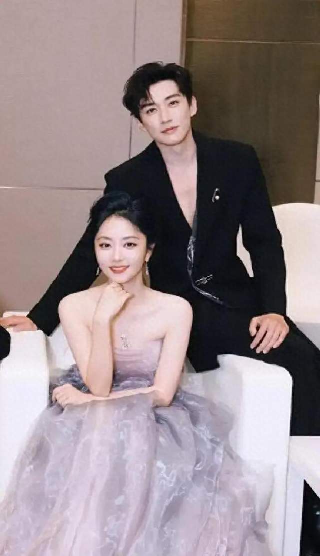 谭松韵刘学义都是36岁，同框照片一出，网友直呼不像同龄人