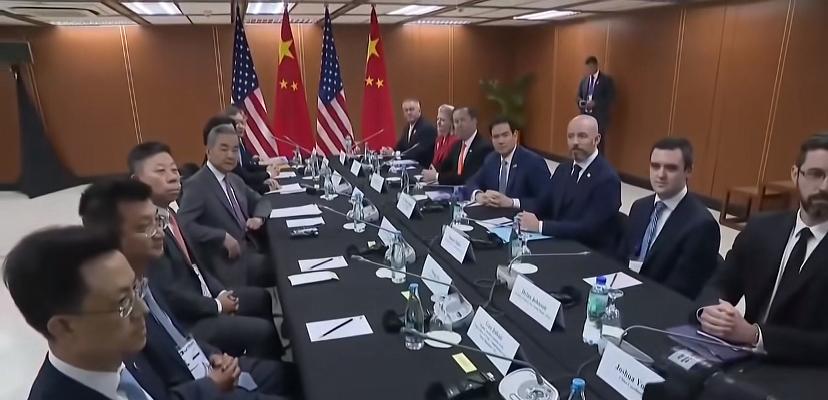 规矩，可能只有中国才有这个词。
第一张图。
面对记者拍照，中国成员主动往后坐，给