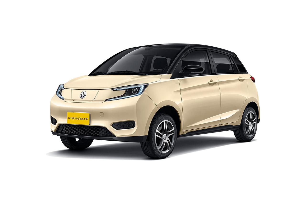 2023款302KM原味版，行驶一万多公里，提车时就发现显示屏突出，4S店用胶水