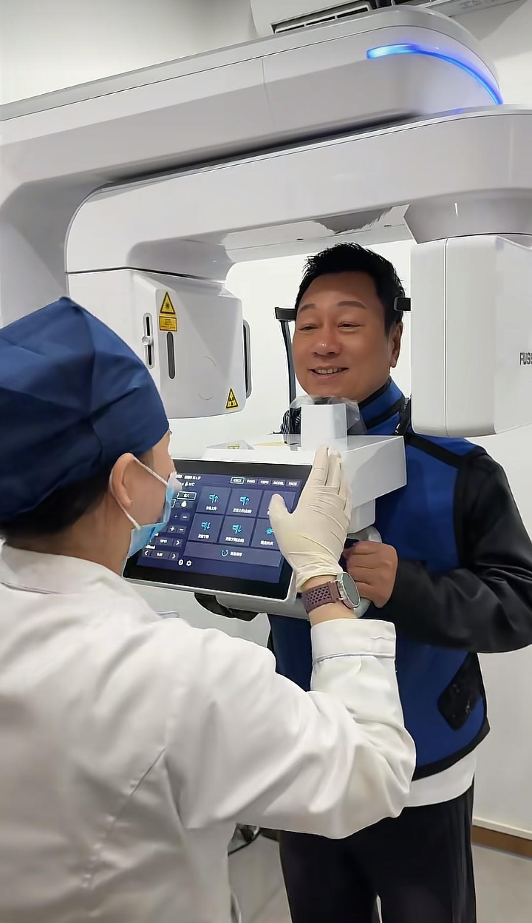 61岁黎耀祥补牙，过年当天黎耀祥和老婆一起去补牙，自从定居中山后，黎耀祥带着他老