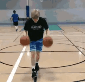 蓝球高手，已经到了没有人能跟他抗衡的地步，只能自己做自己的对手。