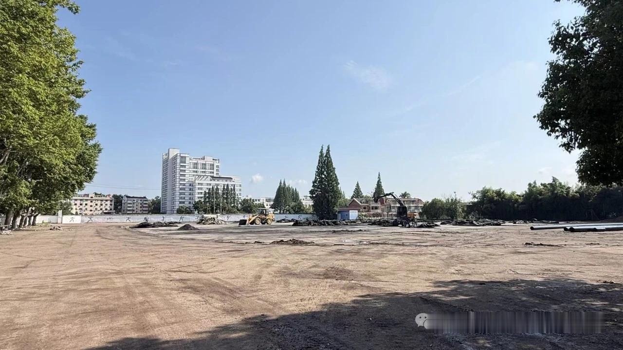 近日，仪征市实验中学2026年维修改造项目正式动工，由集团建辰公司负责实施。
改