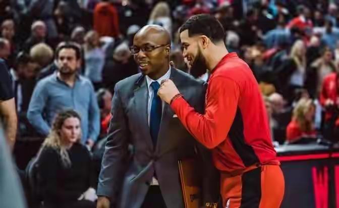 广州男篮打得多硬气啊，主教练米切尔太牛了！徐昕越打越自信！刘颜诚作为队长血性十足