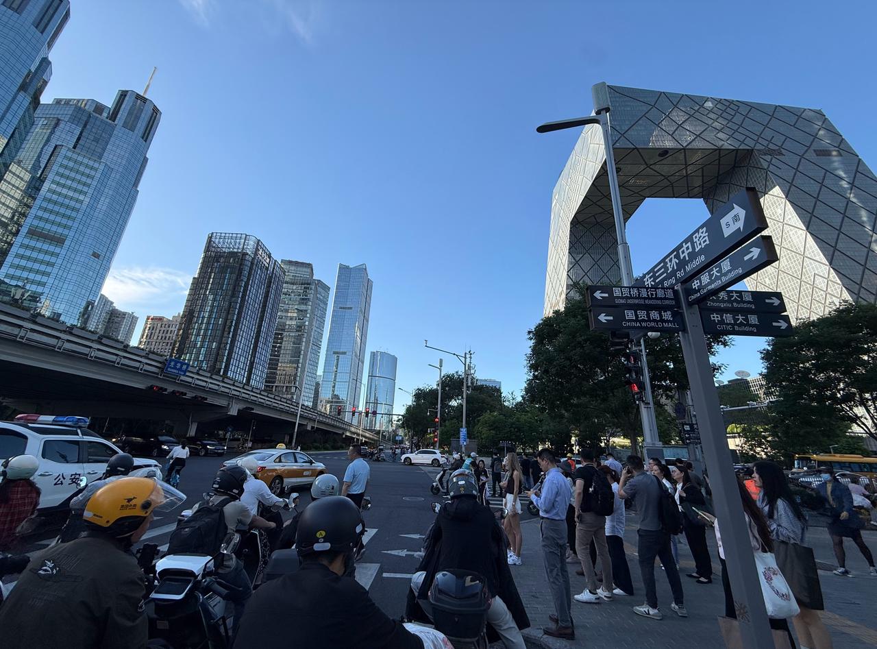 最近北京变宜居了
冷涡频繁，雨多，灰尘少  ​​​