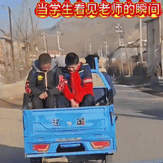 学生看见老师后闪躲，和我们小时候一样一样的，充分说明老师在小孩心目中的威严程度。