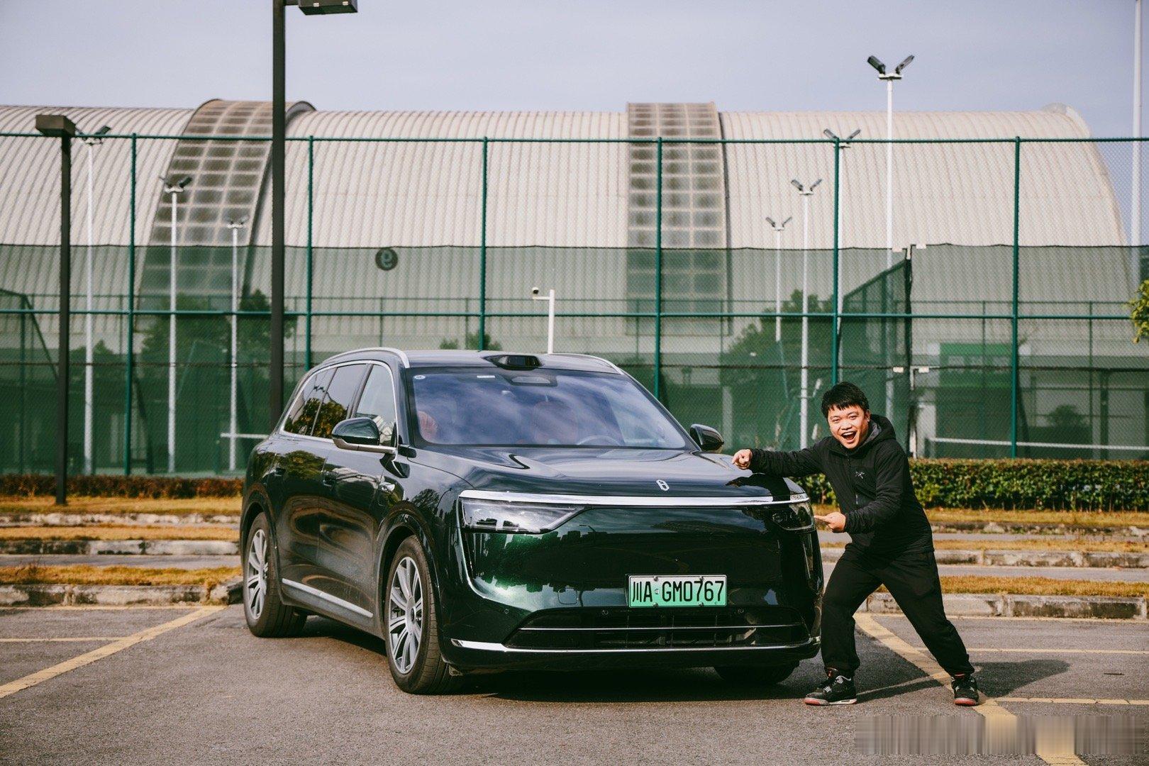 今日拍问界M8，在城区实拍了一下“车位到车位 2.0”功能，我只想说华为乾崑智驾