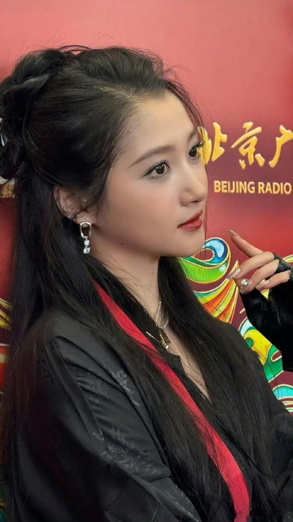 这不挺好看的吗，角度不同吧关晓彤红色马面裙