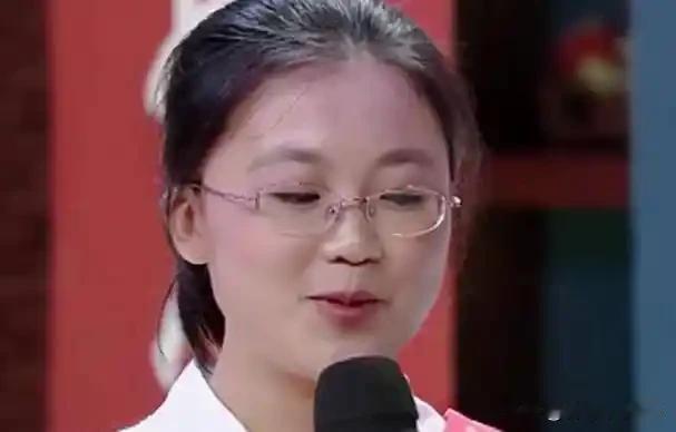 2013年，她勇夺辽宁省文科状元，随后被香港大学录取，并获得香港大学全额奖学金，