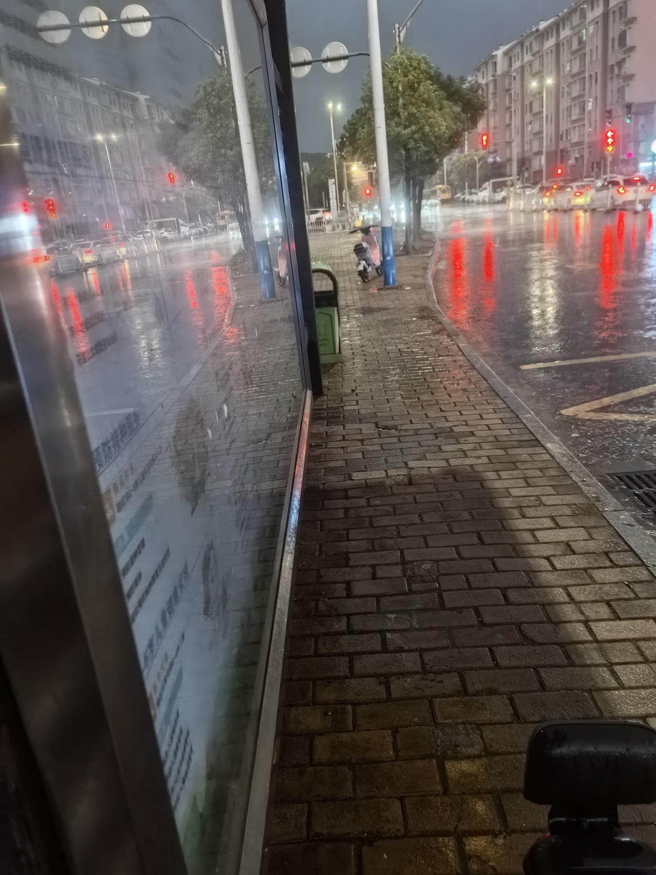 雨来得如此及时，困在公交站了。