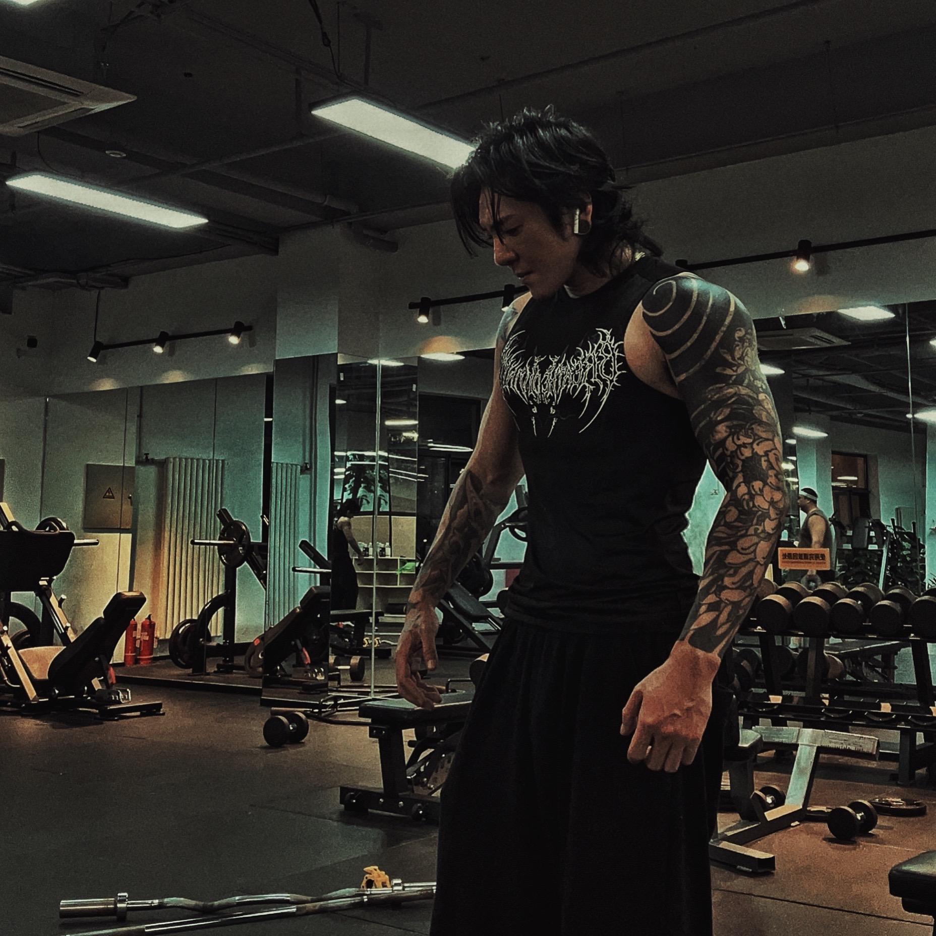 看完体能之巅格外有劲。