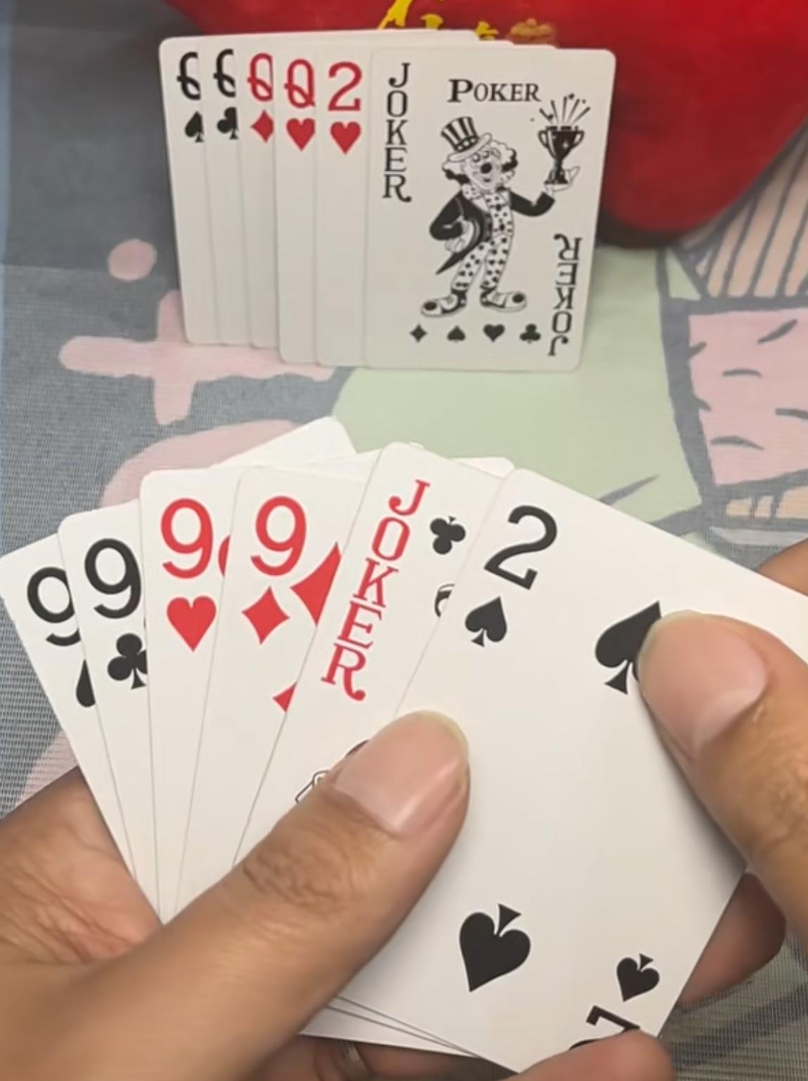 益智游戏，欢乐斗地主巧解残局。规则有连有带，最多3带1，也可以3不带。下面牌的先