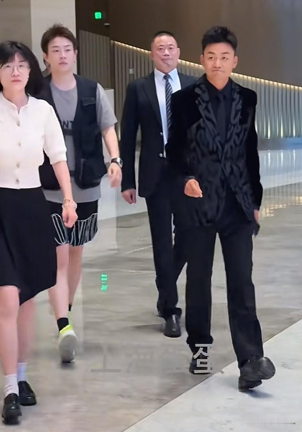 马蓉，怕是肠子都悔青了吧？

瞧瞧如今王宝强的状态，不管是事业人脉，还是穿搭气质