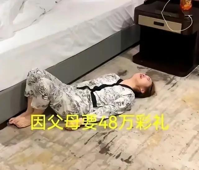 她蹲在路边哭得撕心裂肺，

手里还攥着手机。

屏幕上是前男友的结婚照，

笑得