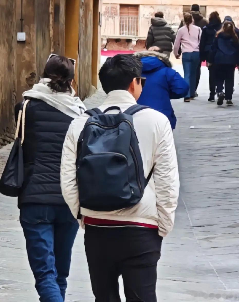 有网友在意大利偶遇霍启山，旁边个子高高的女生，好像娜然啊！前几天她们早就被拍到，