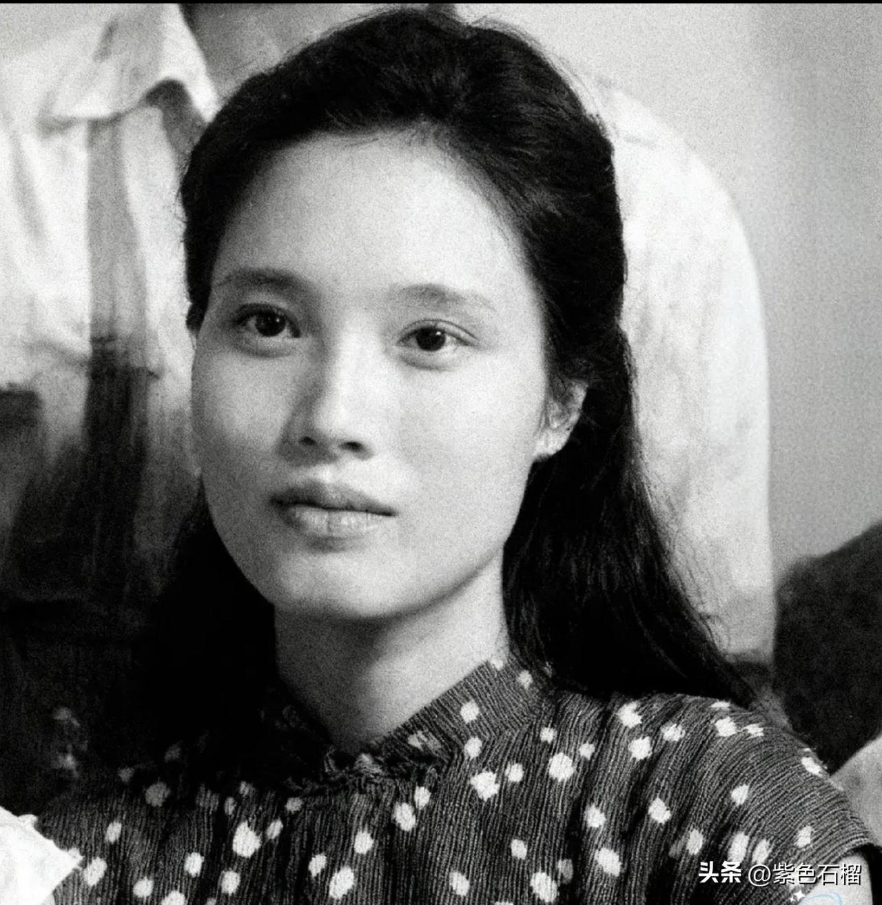 她叫姚明珠，是朱枫同志的亲密战友。从照片上看她面容清秀，目光炯炯有神。
    