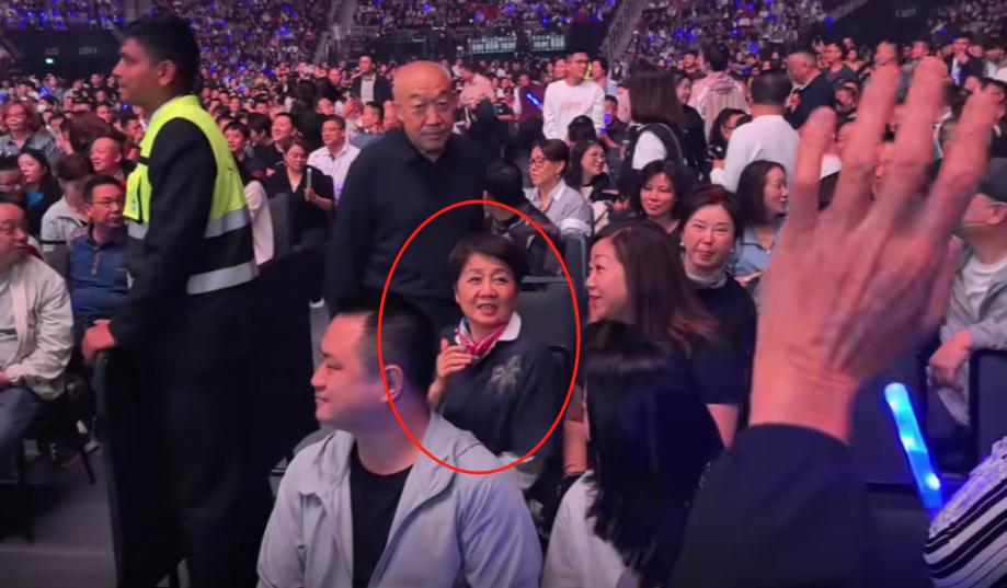 当梁安琪坐在普通席位静候刀郎，豪门追星的画风彻底可爱化了！她让我们明白，追星这件