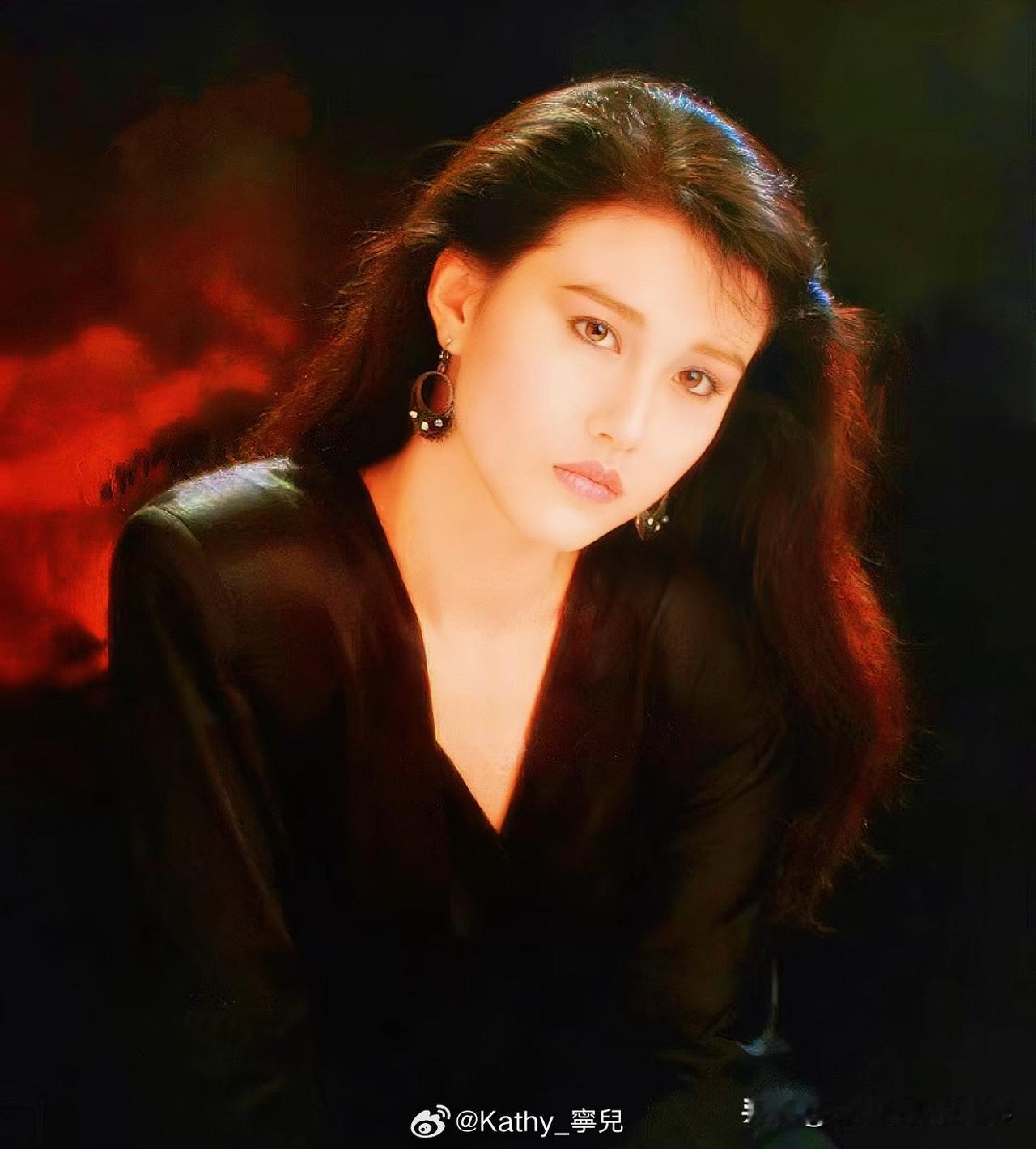 🧡港星女神周海媚👇
谁能拒绝周海媚的港风造型？这组旧照里的她，是不是美得让人