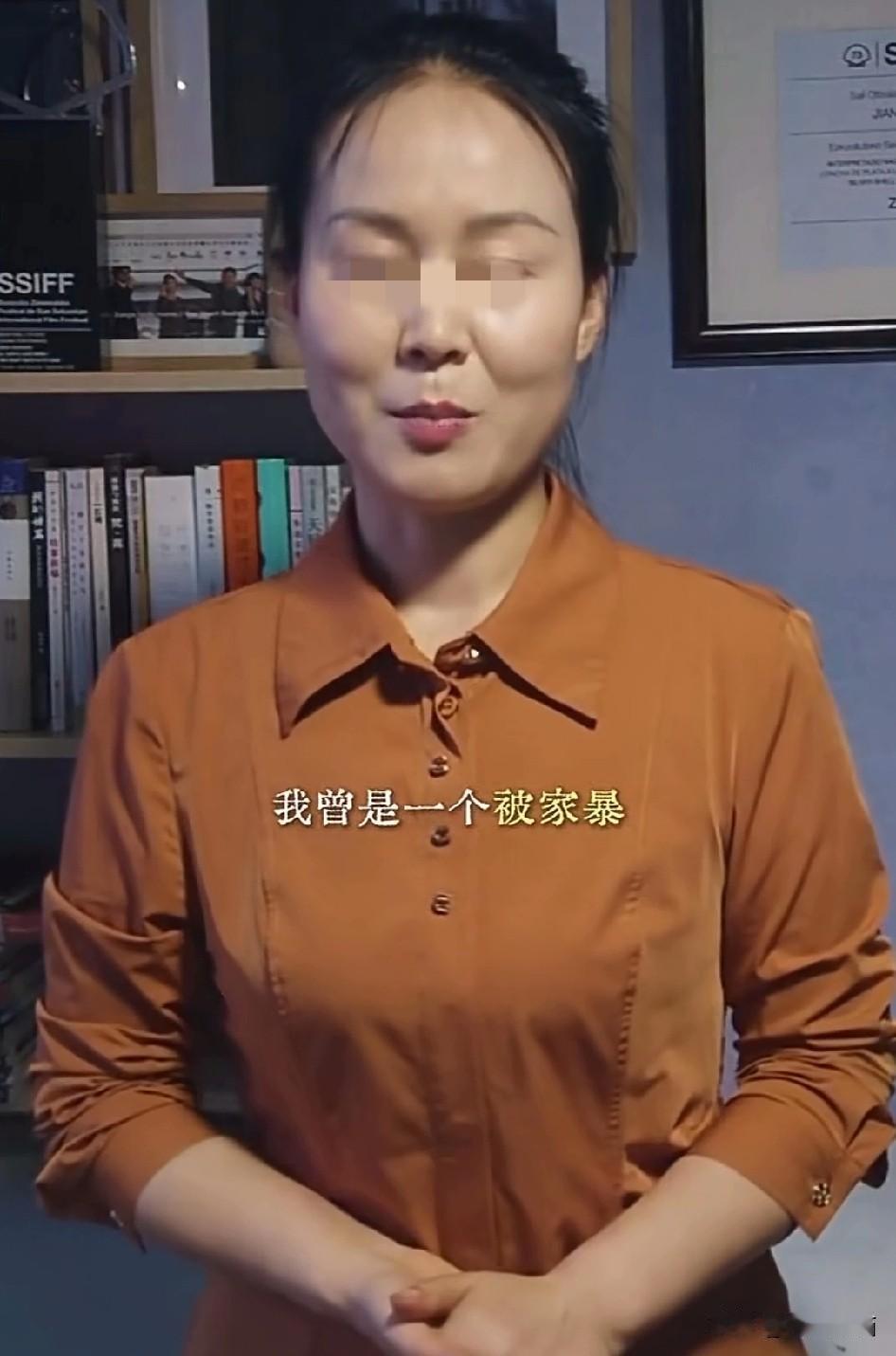 原来演电影的女主角，曾经有过2次减刑。
她主张自己是因为反对丈夫的家庭暴力，而采