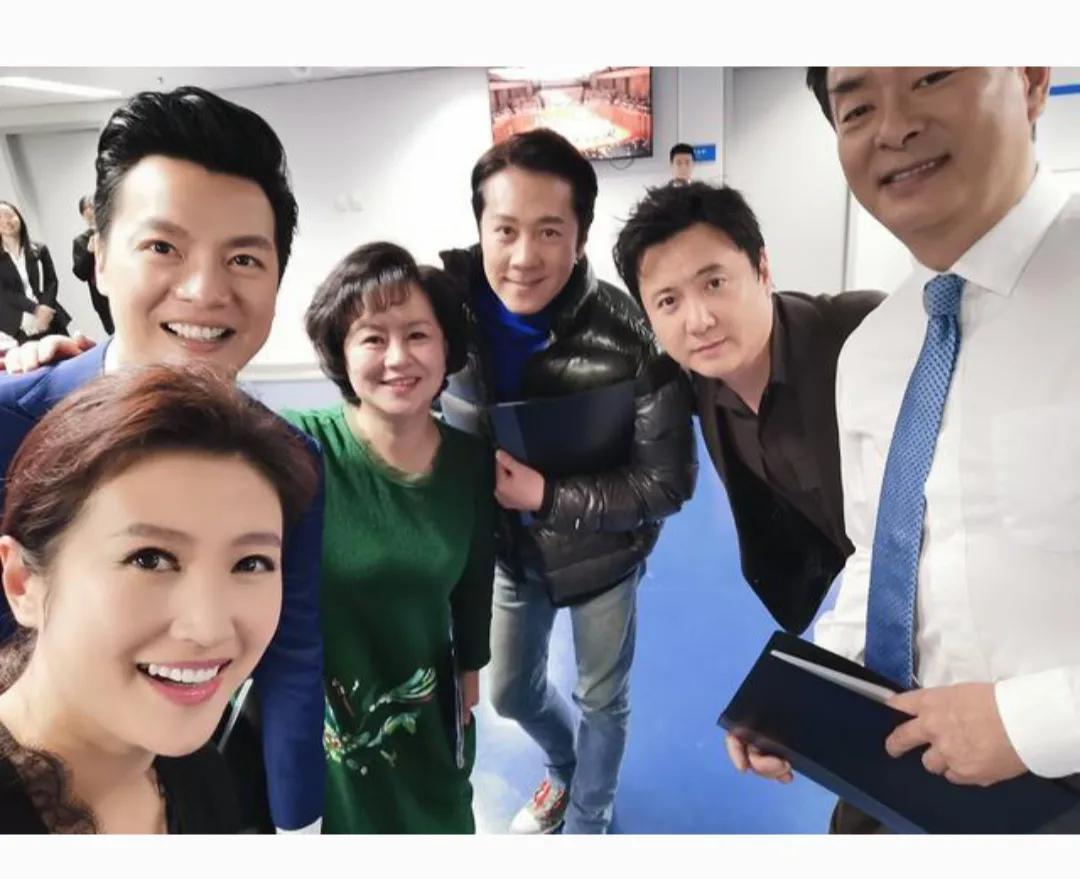 春妮，康辉，鞠萍，蔡国庆，沈腾，
最右边是谁？他也是演员吗？